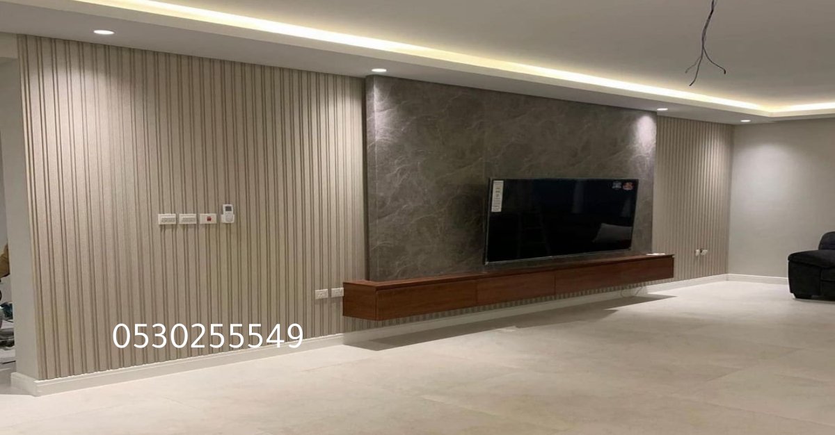 تصميم داخلي فاخر باستخدام الإضاءة المخفية والجدران المزخرفة.