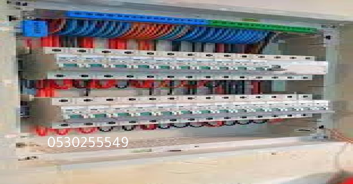 توصيل كابلات كهربائية داخل جدار أثناء عملية تشطيب داخلي.