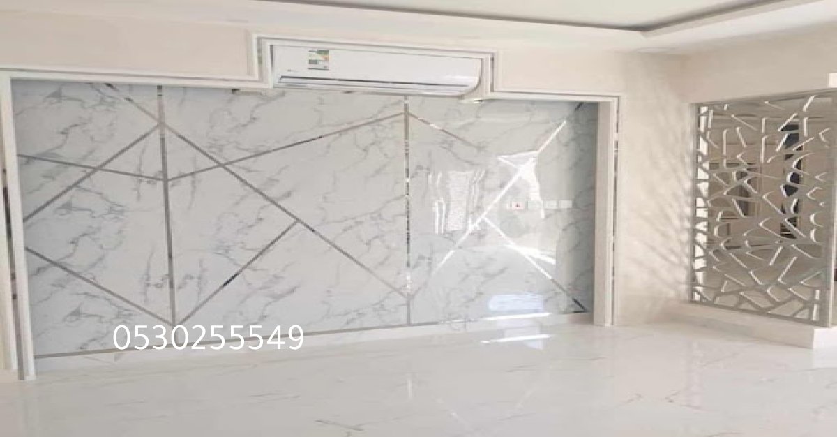 جدار مزين بورق حائط أنيق في غرفة طعام كلاسيكية.