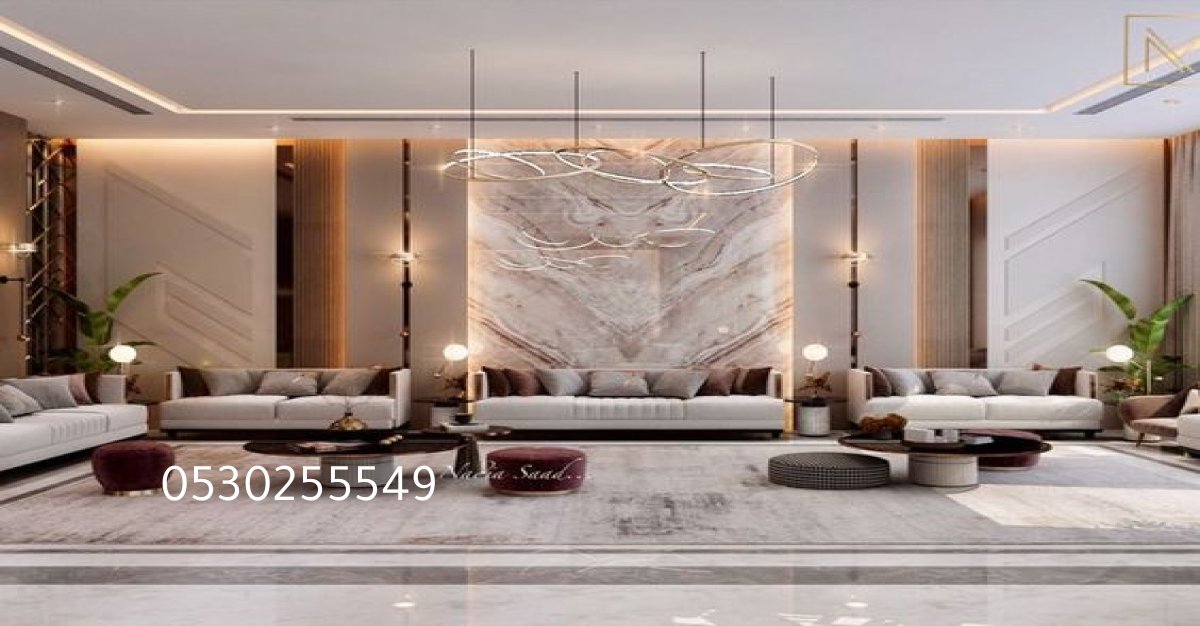 خلفية جدار مزينة ببديل رخام كلاسيكي في منزل راقٍ بجدة.