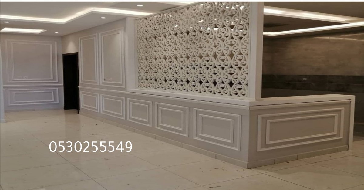 ديكور مدخل منزل أنيق مع مرايا كبيرة ولمسات نباتية.